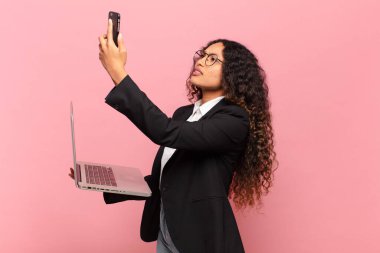 Genç ve güzel İspanyol kadın mutlu ve gururlu iş ve dizüstü bilgisayar işlemcisi