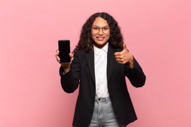 Genç ve güzel İspanyol kadın mutlu ve gururlu iş ve akıllı telefon kavramı