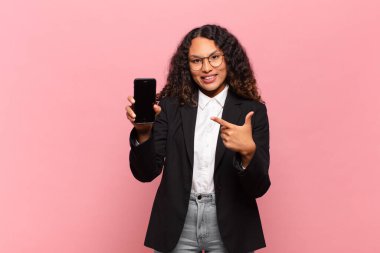 Genç, güzel, İspanyol bir kadın. puanlı jest işi ve akıllı telefon kavramı