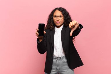 Genç ve güzel İspanyol kadın kızgın ifade işi ve akıllı telefon konsepti