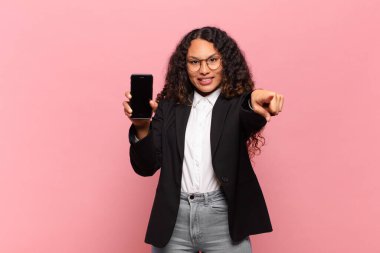 Genç, güzel İspanyol kadın işi ve akıllı telefon konsepti