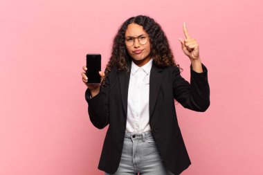 Genç, güzel İspanyol kadın işi ve akıllı telefon konsepti