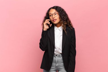 Genç, güzel İspanyol kadın işi ve akıllı telefon konsepti