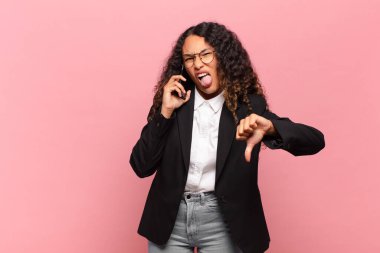 Genç, güzel İspanyol kadın işi ve akıllı telefon konsepti