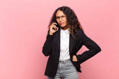 Genç, güzel İspanyol kadın işi ve akıllı telefon konsepti