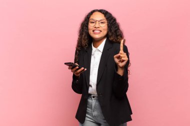 Genç ve güzel İspanyol kadın gururlu ifade işi ve akıllı telefon konsepti