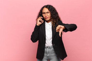 Genç, güzel İspanyol kadın işi ve akıllı telefon konsepti