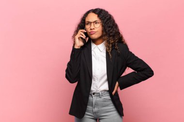 Genç, güzel İspanyol kadın işi ve akıllı telefon konsepti