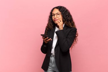 Genç, güzel İspanyol kadın işi ve akıllı telefon konsepti