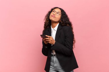 Genç, güzel İspanyol kadın işi ve akıllı telefon konsepti