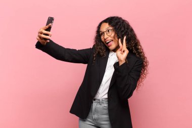 Genç, güzel İspanyol kadın işi ve akıllı telefon konsepti