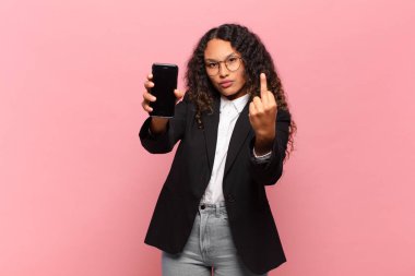 Genç ve güzel İspanyol kadın kızgın ifade işi ve akıllı telefon konsepti