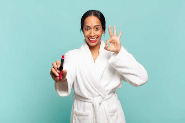 Una Mujer Guapa Americana Expresión Feliz Sorprendida Inventar Concepto —  Fotos de Stock