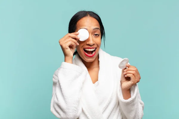 Una Mujer Guapa Americana Expresión Feliz Sorprendida Inventar Concepto —  Fotos de Stock