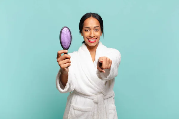 Amerikalı Güzel Bir Kadın Saç Fırçası Konsepti Saç Fırçası Kavramı — Stok fotoğraf