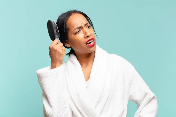 Amerikalı Güzel Bir Kadın Saç Fırçası Konsepti Saç Fırçası Kavramı — Stok fotoğraf