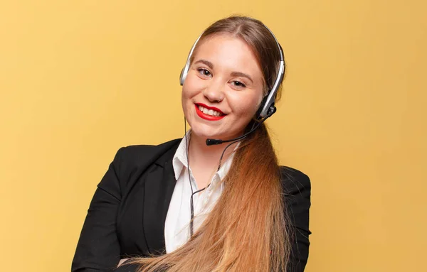 Uma Jovem Mulher Bonita Expressão Feliz Surpreso Conceito Telemarketer — Fotografia de Stock