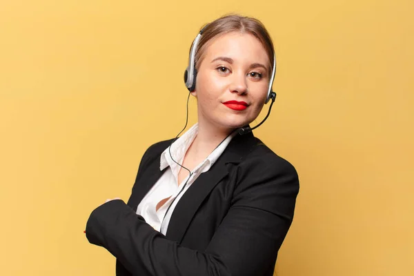 Uma Jovem Mulher Bonita Conceito Telemarketer Expressão Orgulhosa — Fotografia de Stock