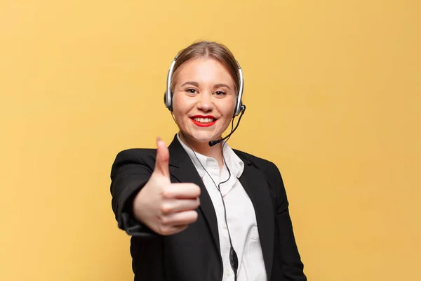 Uma Jovem Mulher Bonita Expressão Feliz Surpreso Conceito Telemarketer — Fotografia de Stock