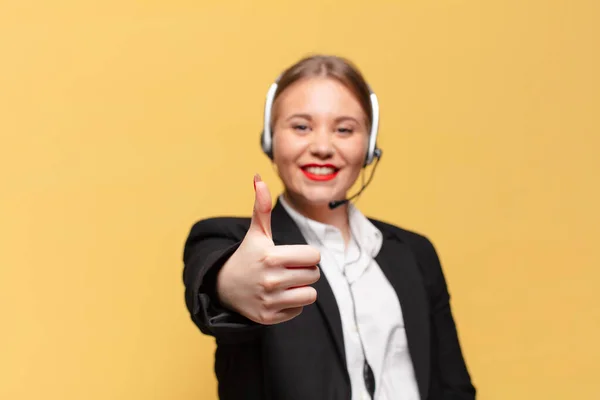 Una Mujer Joven Bonita Expresión Feliz Sorprendida Concepto Telemarketer —  Fotos de Stock