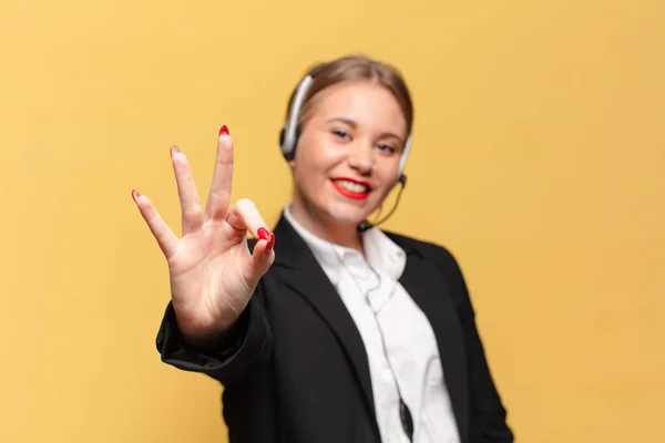 Una Mujer Joven Bonita Expresión Feliz Sorprendida Concepto Telemarketer — Foto de Stock