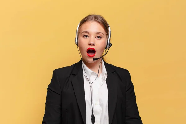 Una Mujer Joven Bonita Expresión Impactada Sorprendida Telemarketer Concepto — Foto de Stock