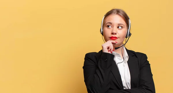 Uma Jovem Mulher Bonita Pensar Duvidar Expressão Conceito Telemarketer — Fotografia de Stock