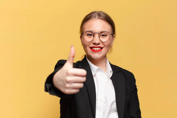 Ung Vacker Kvinna Glada Och Överraskade Uttryck Affärsidé — Stockfoto