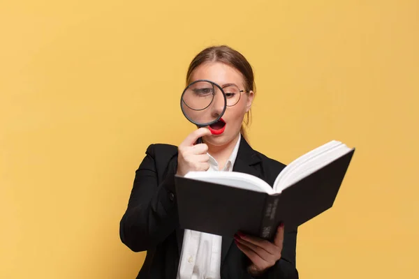 Ung Vacker Kvinna Söker Med Bok Och Förstoringsglas Söker Bok — Stockfoto