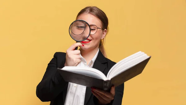 Junge Hübsche Frau Glücklicher Und Überraschter Ausdruck Suche Einem Buchkonzept — Stockfoto