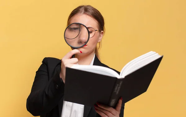 Mujer Bonita Joven Buscando Con Libro Lupa Buscando Concepto Libro —  Fotos de Stock