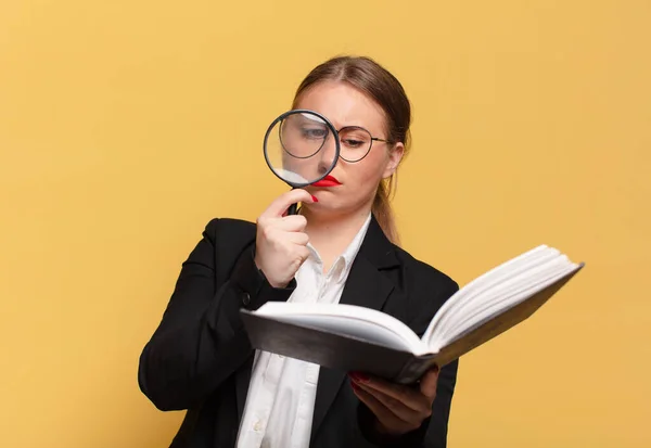 Young Pretty Woman Searching Book Magnifying Glass Searching Book Concept — Stock Photo, Image