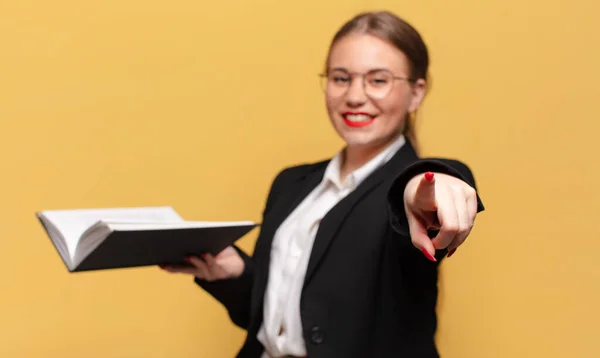 Una Mujer Joven Bonita Señalando Gesto Concepto Negocio — Foto de Stock