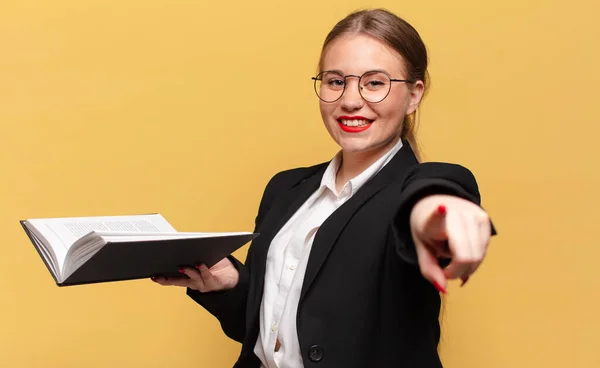 Ung Vacker Kvinna Pekande Gest Affärsidé — Stockfoto