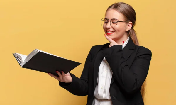 Joven Bonita Mujer Pensamiento Negocio Concepto — Foto de Stock