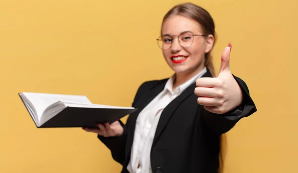 Una Mujer Joven Bonita Expresión Feliz Sorprendida Concepto Negocio — Foto de Stock