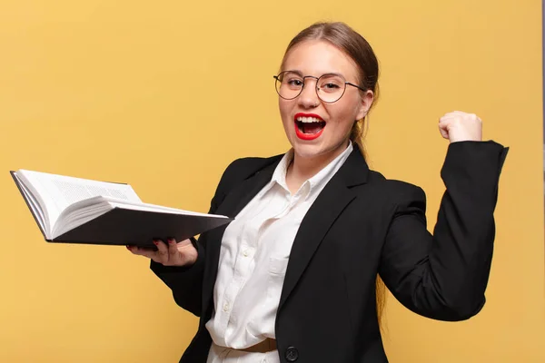 Ung Vacker Kvinna Firar Framgång Affärsidé — Stockfoto