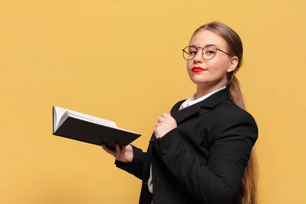 Joven Bonita Mujer Orgullosa Expresión Concepto Negocio — Foto de Stock