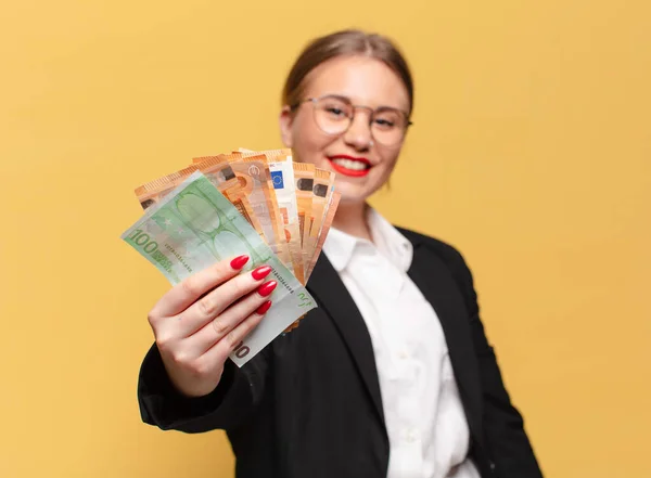 Una Mujer Joven Bonita Expresión Feliz Sorprendida Concepto Billetes Euros —  Fotos de Stock