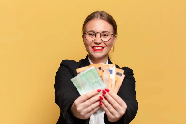 Una Mujer Joven Bonita Expresión Feliz Sorprendida Concepto Billetes Euros —  Fotos de Stock