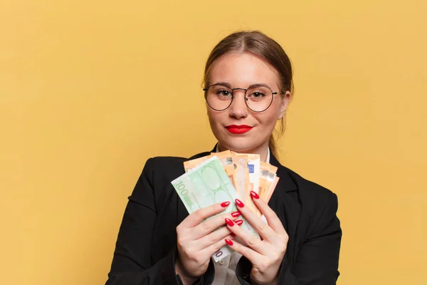 Uma Jovem Mulher Bonita Expressão Feliz Surpreso Conceito Notas Euro — Fotografia de Stock