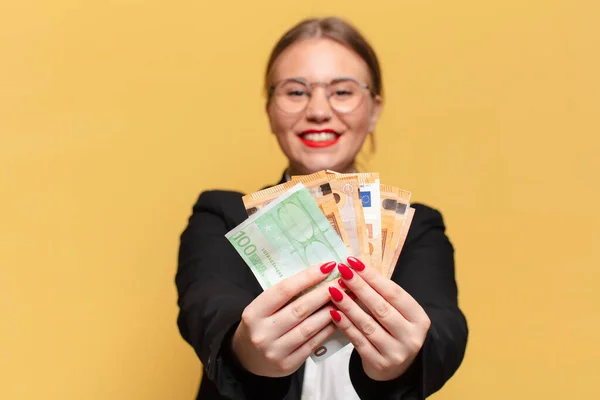 Uma Jovem Mulher Bonita Expressão Feliz Surpreso Conceito Notas Euro — Fotografia de Stock