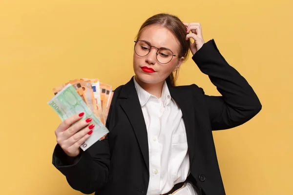 Uma Jovem Mulher Bonita Pensar Duvidar Expressão Conceito Notas Euro — Fotografia de Stock