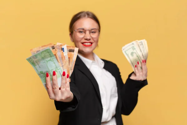 Uma Jovem Mulher Bonita Expressão Feliz Surpreso Conceito Dinheiro — Fotografia de Stock