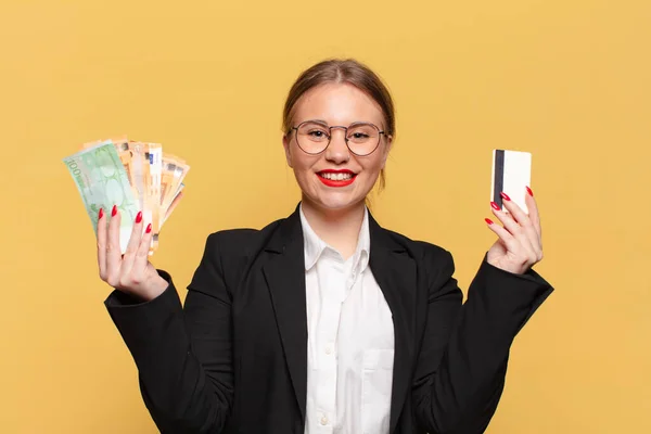 Una Mujer Joven Bonita Expresión Feliz Sorprendida Concepto Dinero —  Fotos de Stock