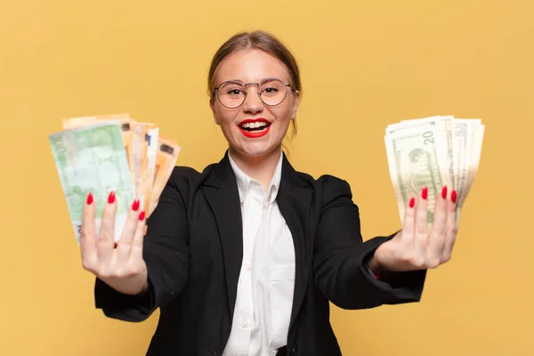 Una Mujer Joven Bonita Expresión Feliz Sorprendida Concepto Dinero —  Fotos de Stock