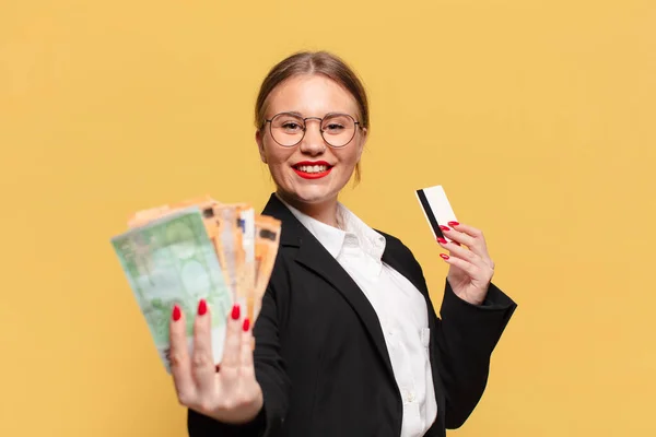 Uma Jovem Mulher Bonita Expressão Feliz Surpreso Conceito Dinheiro — Fotografia de Stock
