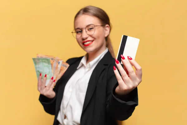 Uma Jovem Mulher Bonita Expressão Feliz Surpreso Conceito Dinheiro — Fotografia de Stock