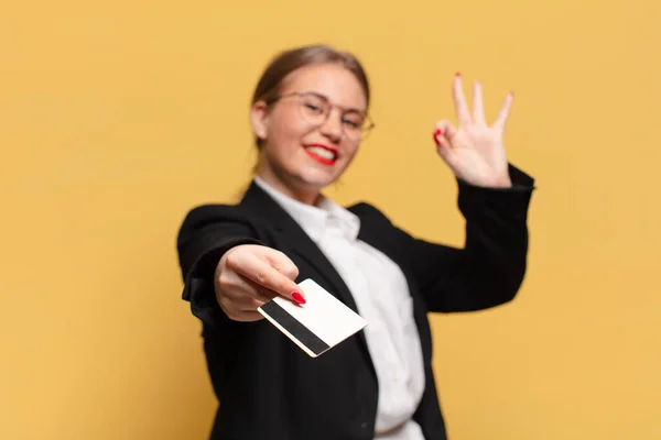 若い可愛い女だ 幸せと驚きの表情 クレジットカードのコンセプト — ストック写真