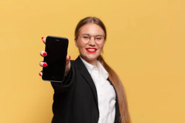 Ung Vacker Kvinna Glada Och Överraskade Uttryck Smart Telefon Koncept — Stockfoto